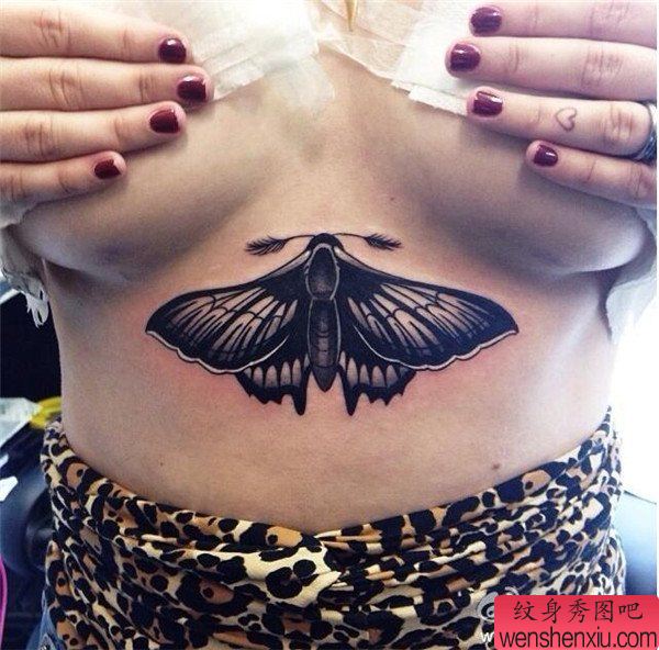 女人胸部蛾文身作品