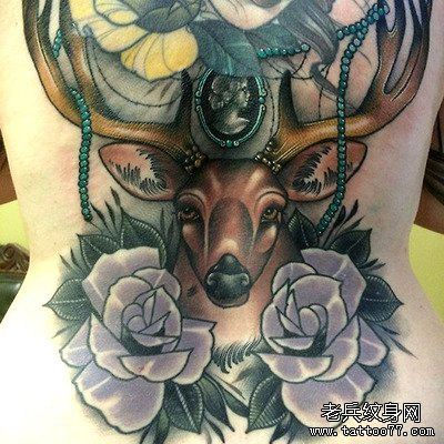 背部彩色羚羊文身作品