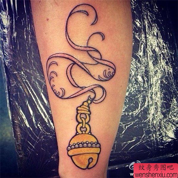 腿部铃铛文身作品