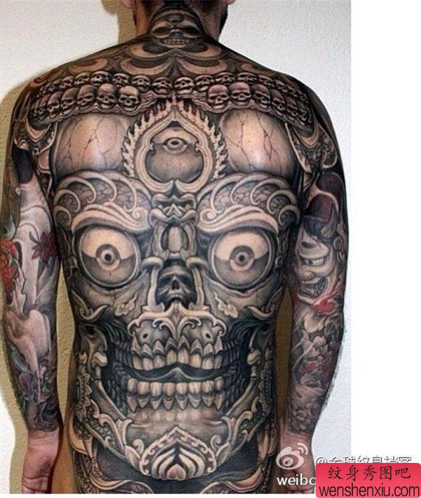 文身秀图吧推荐一幅满背嘎巴拉文身作品