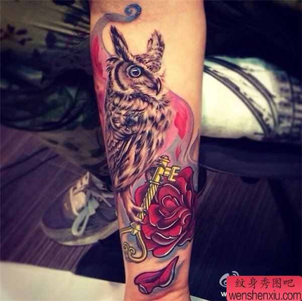 文身秀图吧推荐一幅腿部猫头鹰玫瑰文身作品