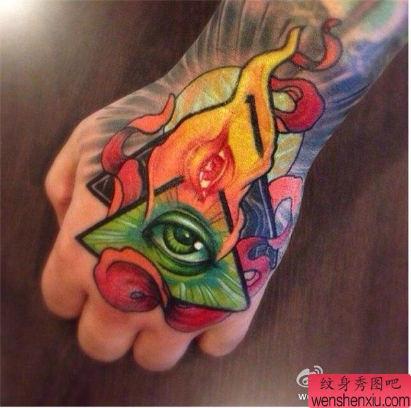 文身秀图吧推荐一幅手部彩色全视之眼文身作品