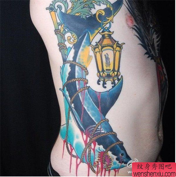 一幅创意的侧腰鲨鱼文身作品