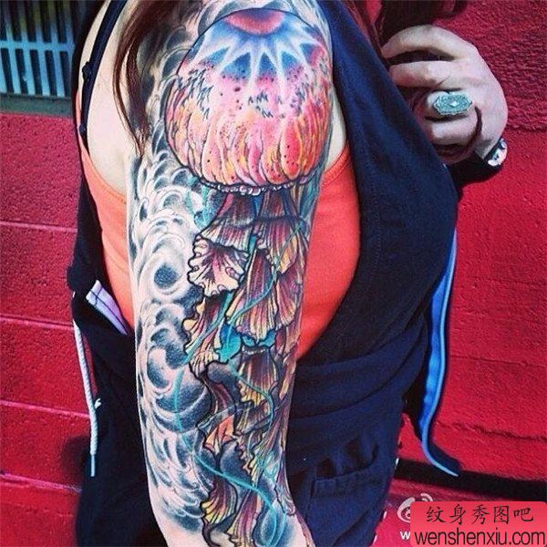 手臂彩色水母文身作品