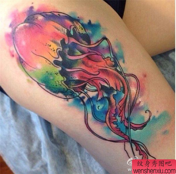 文身馆推荐一幅腿部彩色水母文身作品