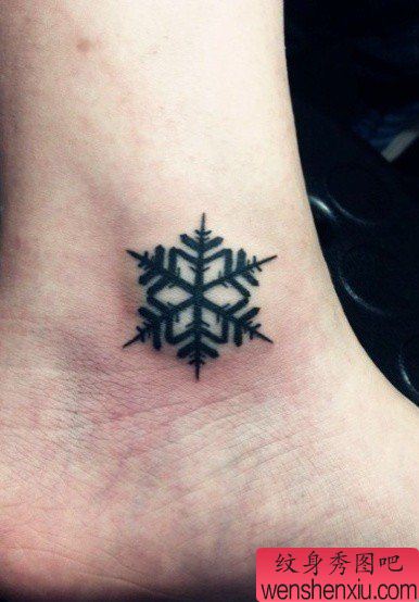 文身秀图吧推荐一幅女人脚踝雪花文身作品