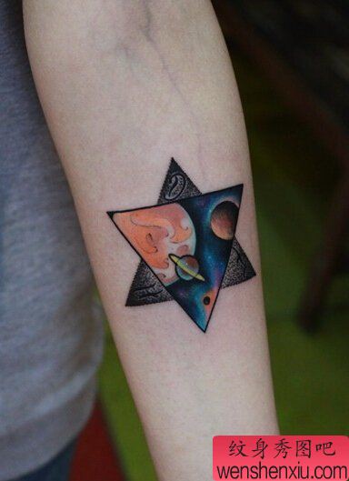 手臂星空五角星文身作品