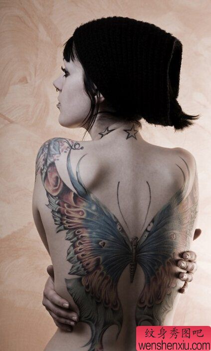 背部彩色蝴蝶文身作品