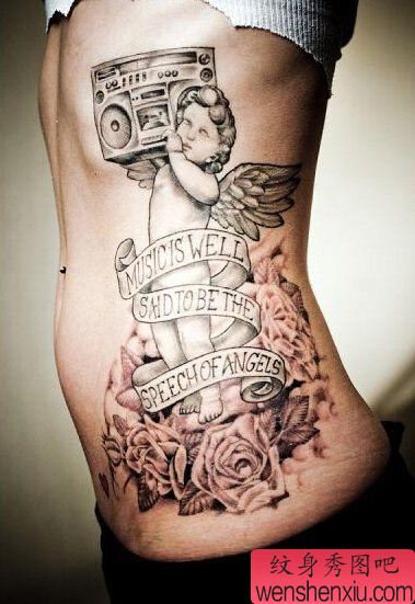 侧腰天使字母玫瑰花文身作品