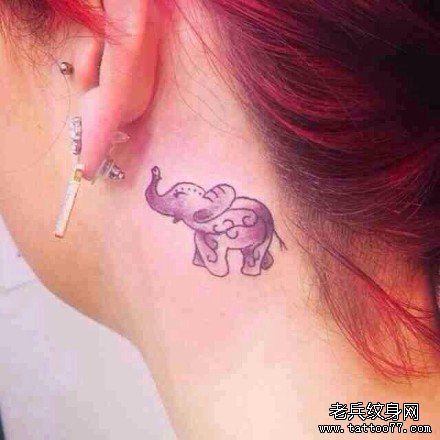 女人耳后萌象文身作品