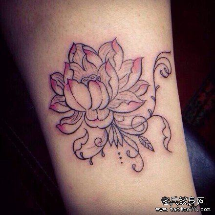 女人腿部莲花文身作品