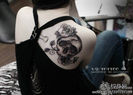 肩部黑白骷髅头玫瑰花文身作品