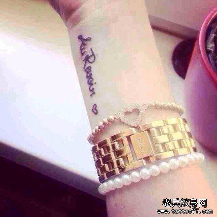 手腕字母文身作品