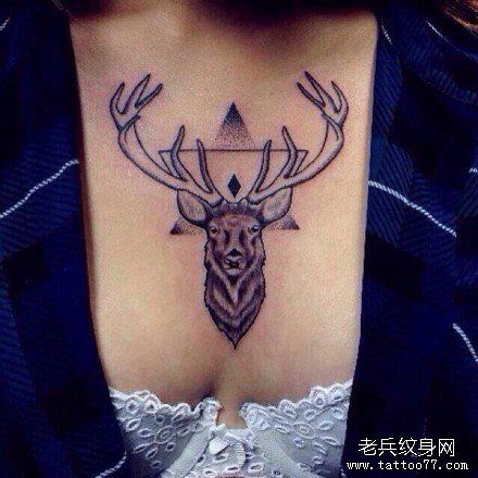 女人胸口羚羊文身作品