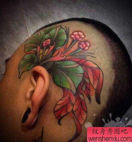 头部彩色百合花文身作品