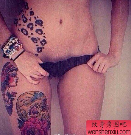 女人侧腰豹纹文身作品