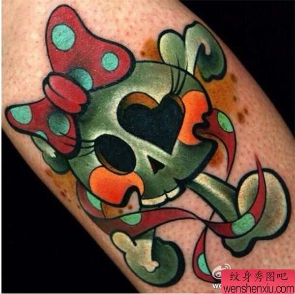 腿部卡通骷髅头文身作品