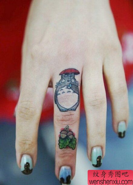 一幅手指卡通龙猫文身作品