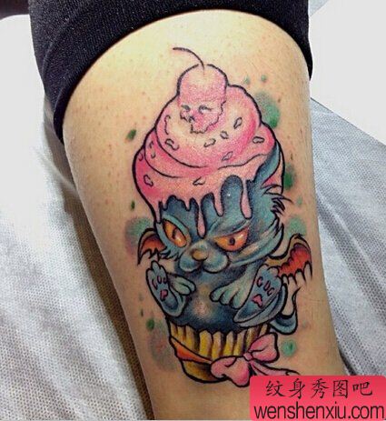 女人腿部彩色兔子冰淇淋文身作品