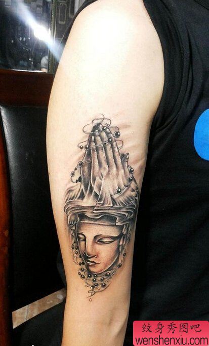 手臂祈祷之手文身作品