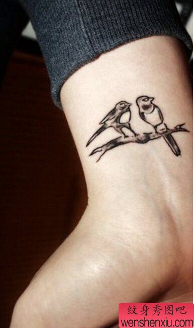 手腕小清新鸟文身作品