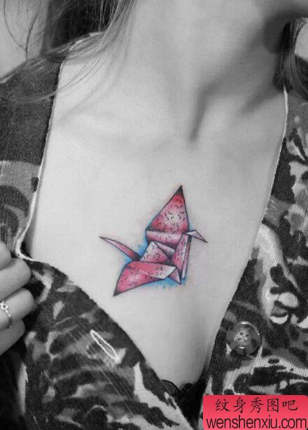 女人胸部千纸鹤文身作品