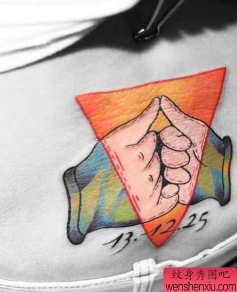 一幅腰部创意文身作品