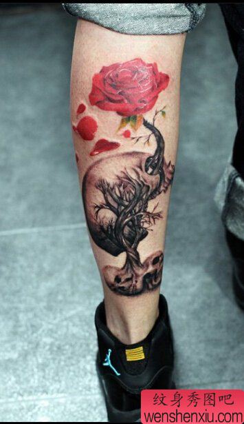 文身秀图吧推荐一幅创意腿部玫瑰文身作品