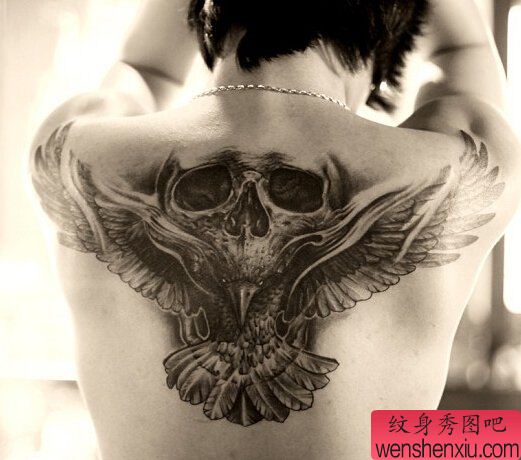 创意背部骷髅老鹰文身作品