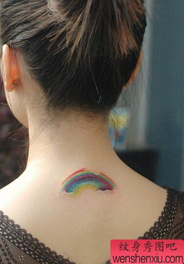 女人脖子彩虹文身作品