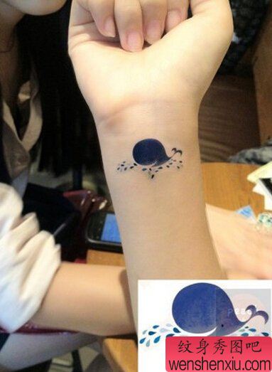 女人手腕海豚文身作品
