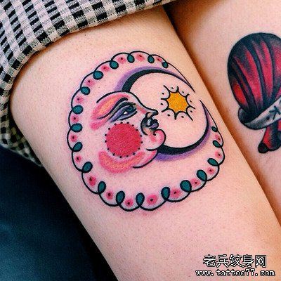 女人腿部月亮文身作品