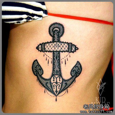 文身秀图吧推荐一幅女人侧腰船锚文身作品