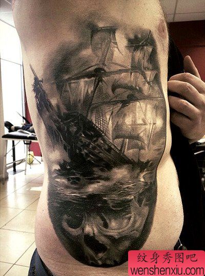 文身秀图吧推荐一幅侧腰帆船文身作品