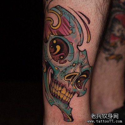 腿部彩色欧美骷髅头文身作品