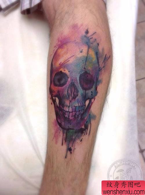 腿部彩色欧美骷髅头文身作品