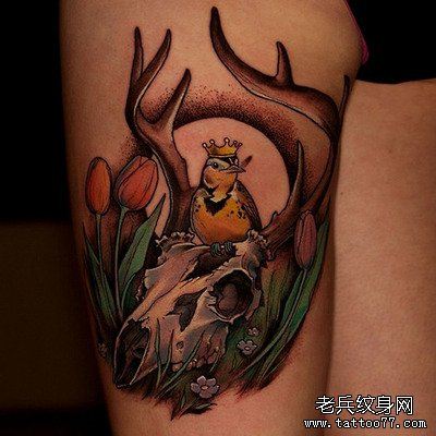 女人彩色腿部羚羊文身作品