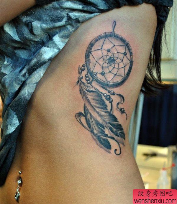 女人侧腰黑灰捕梦网文身作品