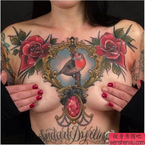 女人深V文身作品