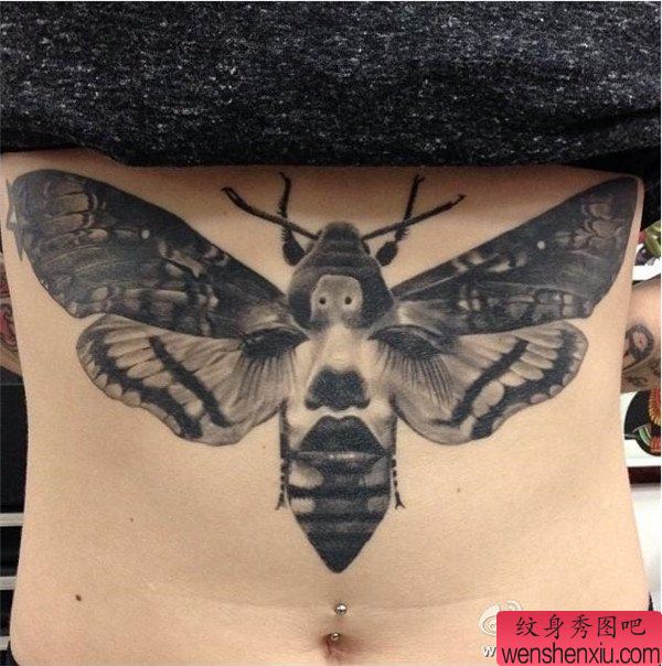 女人腰部蛾文身作品