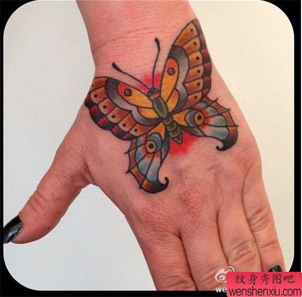 手部彩色蝴蝶文身作品