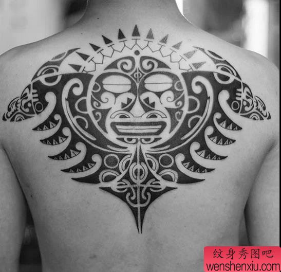 文身秀图吧推荐一幅背部玛雅图腾文身作品