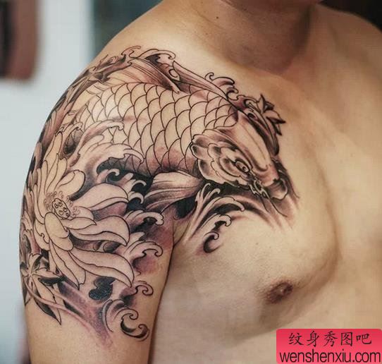 肩部黑白莲花鲤鱼文身作品