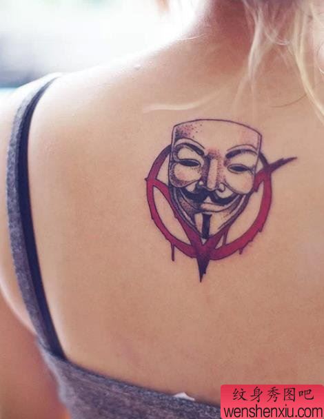 女人背部V字仇文身作品