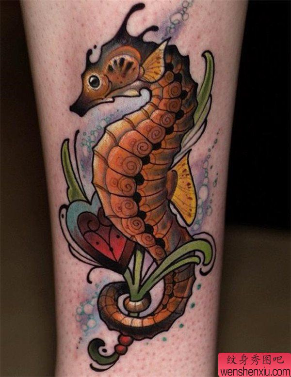 文身秀图吧推荐一幅手臂彩色海马文身作品