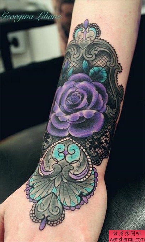 手臂蕾丝玫瑰文身作品