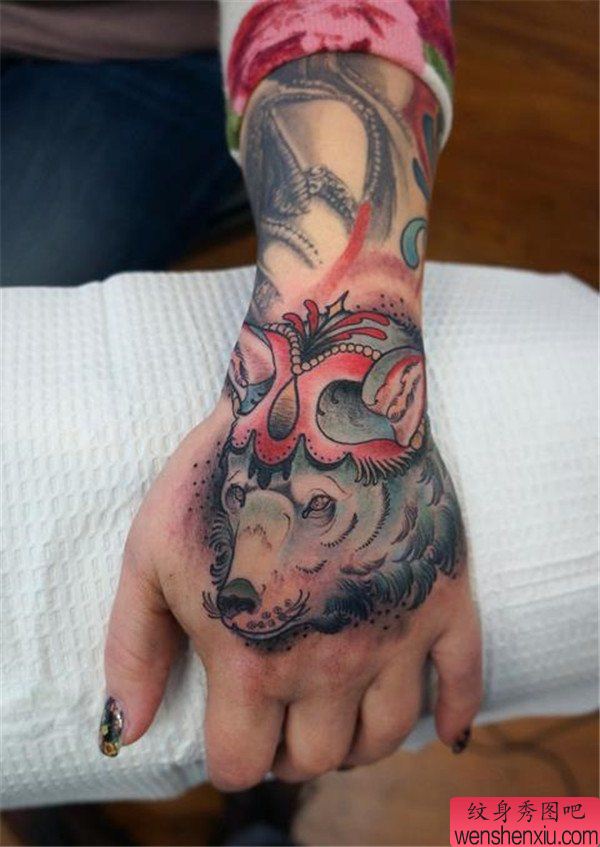 女人手部狼头文身作品