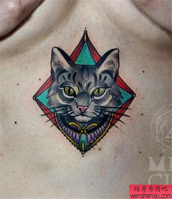 胸部彩色猫咪文身作品