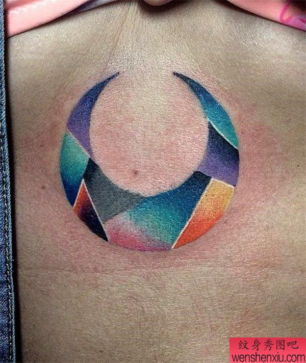 女人胸部彩色月亮文身作品