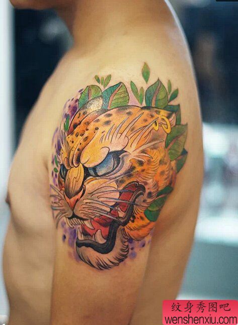手臂彩色豹子文身作品